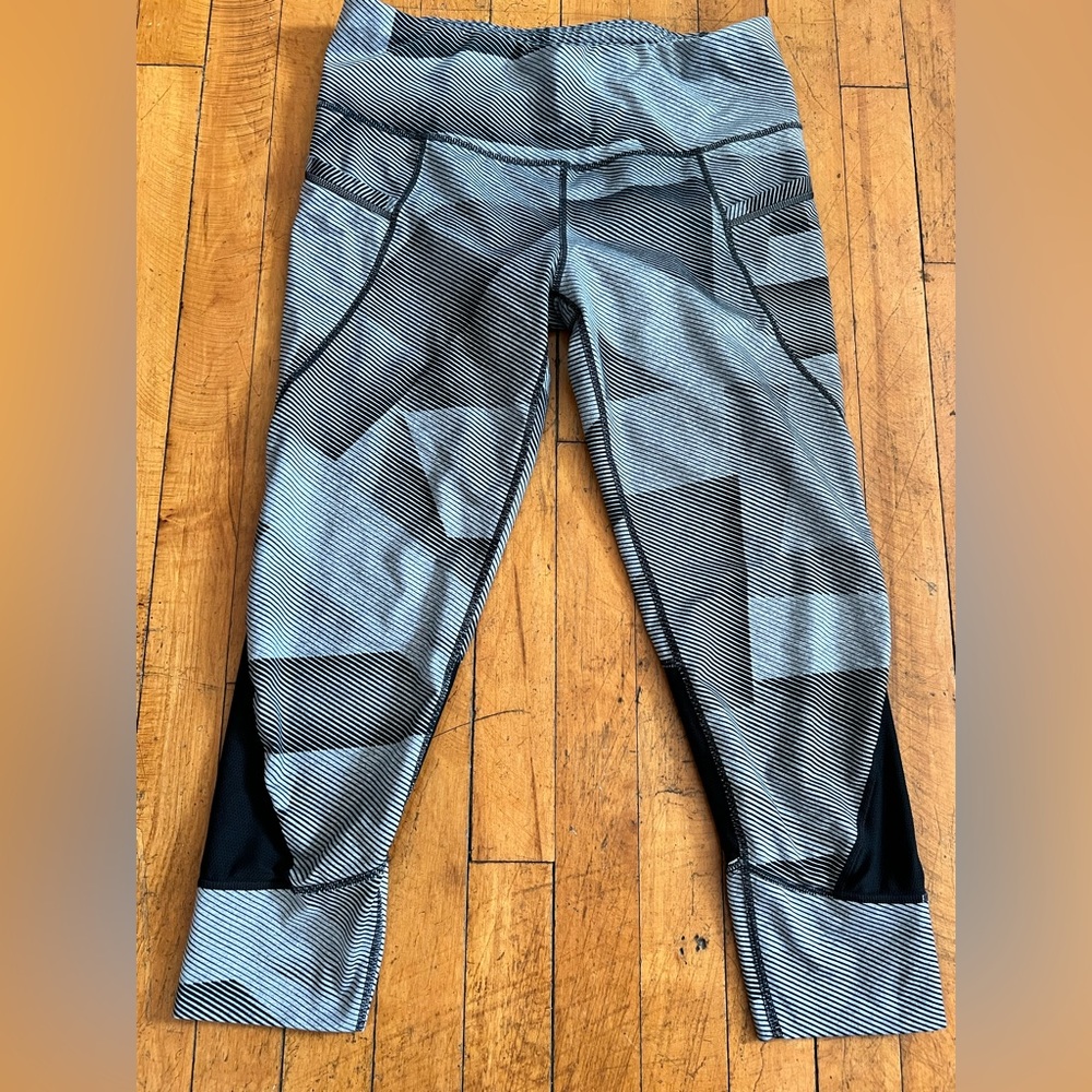 Athleta Black & Gray Capris in Size Medium